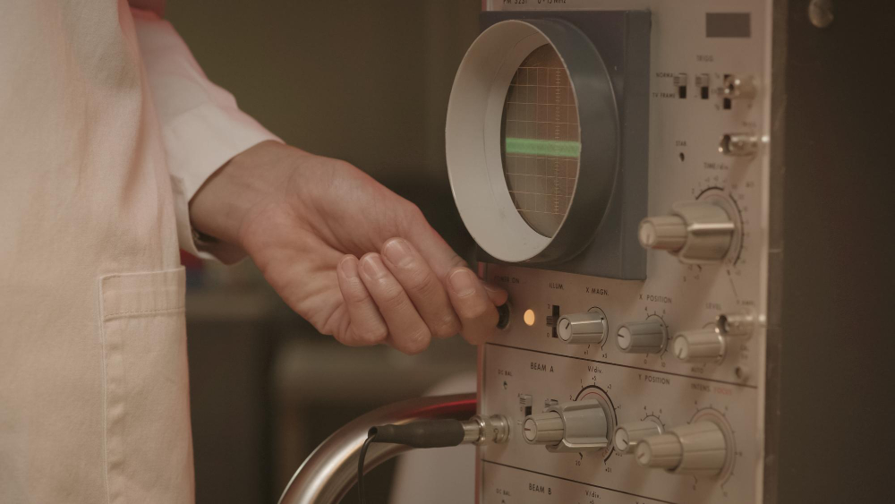 image of an analog oscilloscope showing the visualization of waveforms